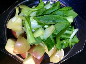 翡翠蔬果汁（小白菜＋苹果＋柠檬）的做法 步骤2