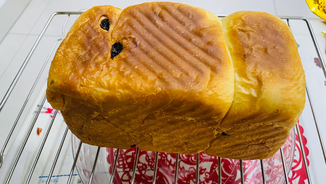 我最近每天做一个的葡萄干吐司，真的超松软好吃！
