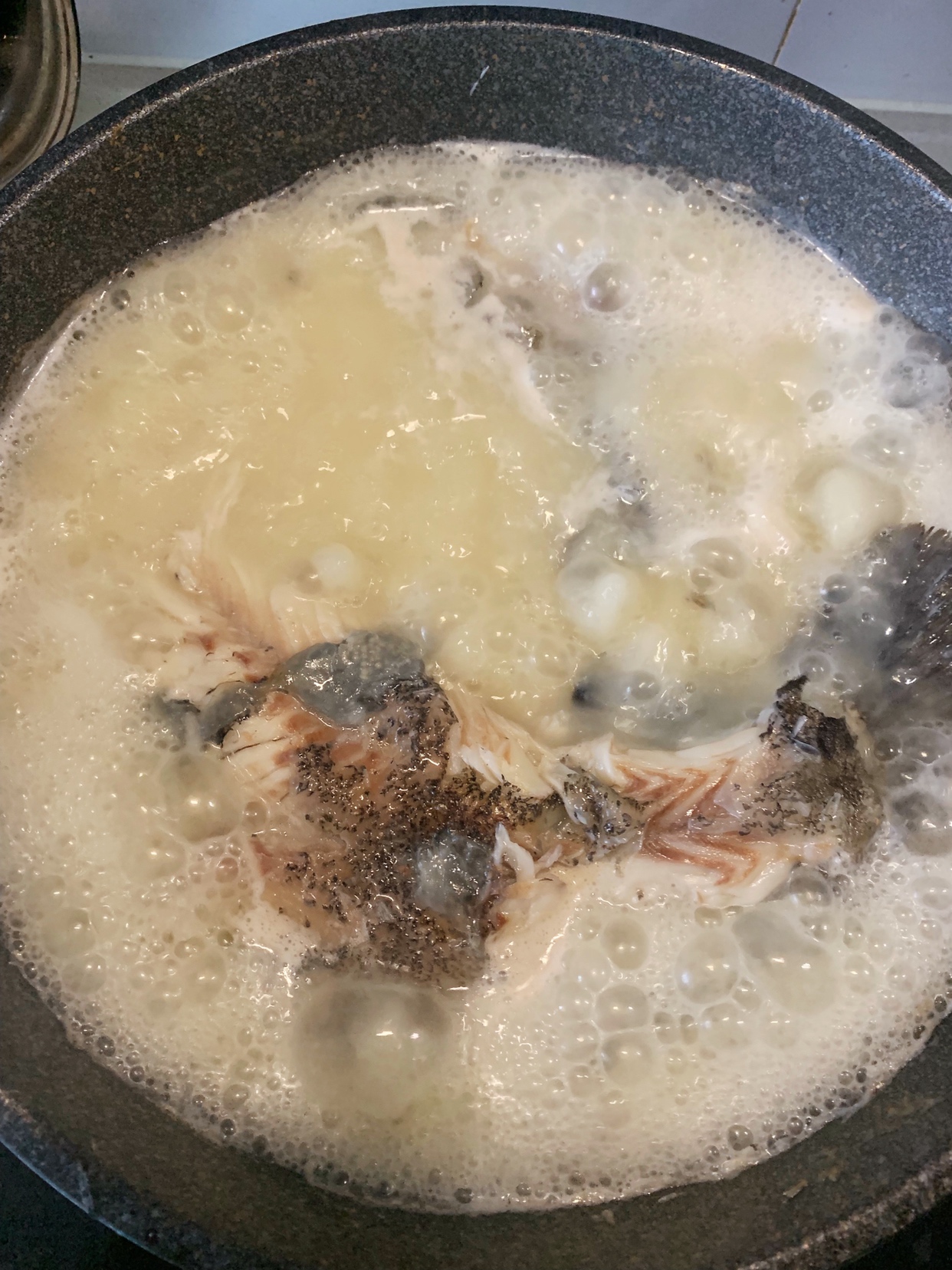 奶白色的石斑鱼汤