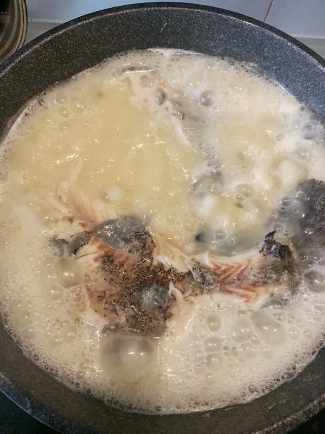 奶白色的石斑鱼汤的做法