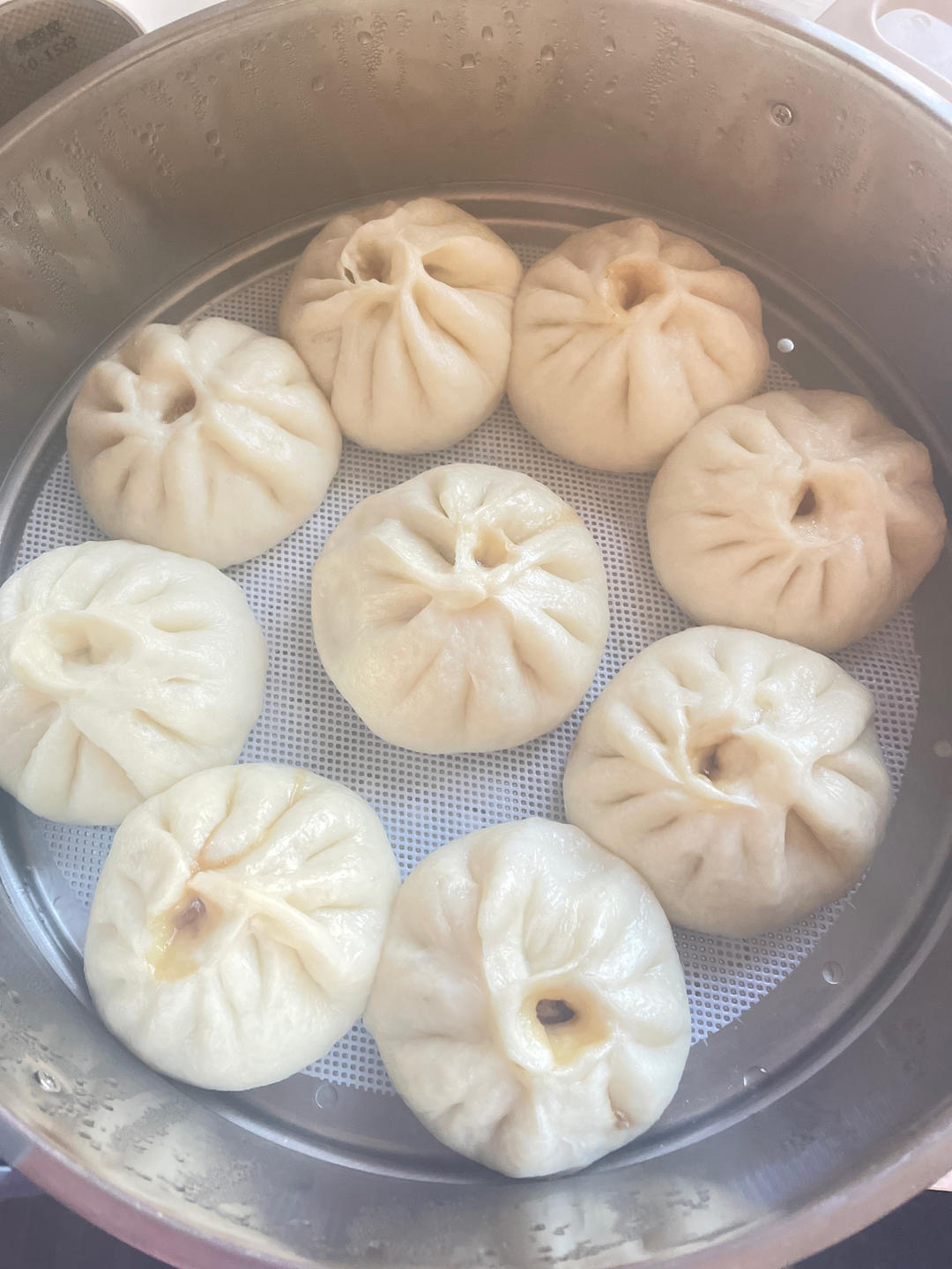 松软多汁的肉包子