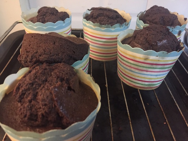 超润巧克力纸杯蛋糕（非常适合裱花、盖糖皮的cupcake方子）
