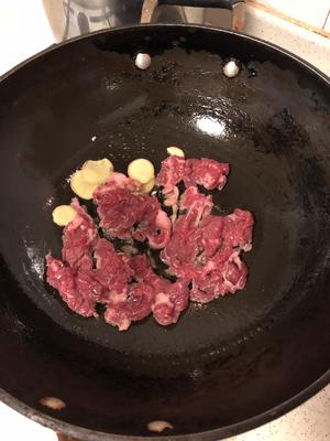 酸姜凤梨（菠萝）炒牛肉的做法 步骤6