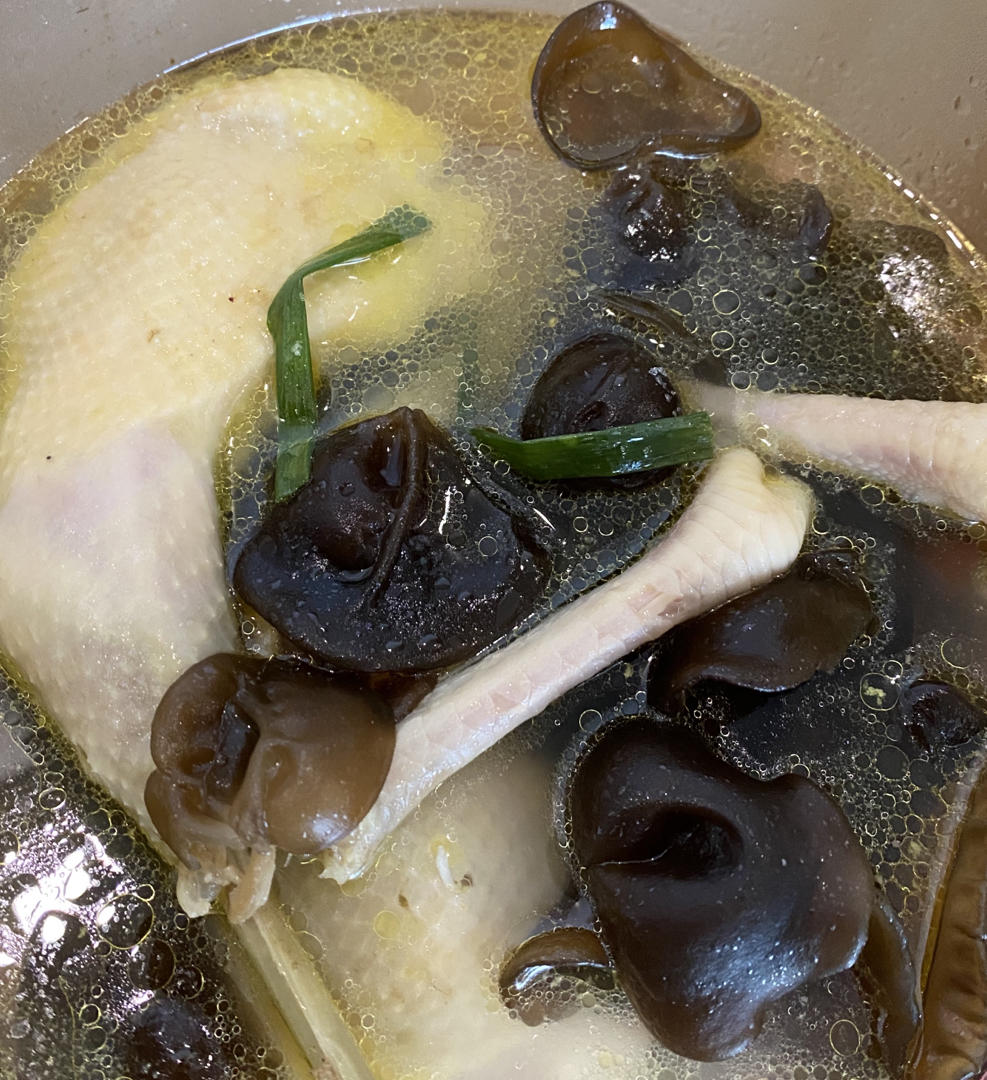 黑木耳炖鸡汤