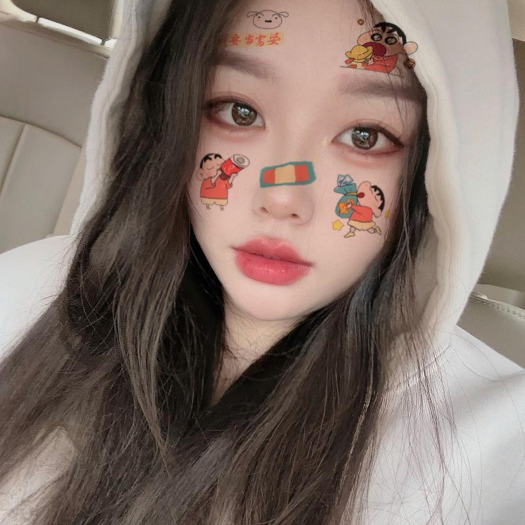 厨房里的小女孩