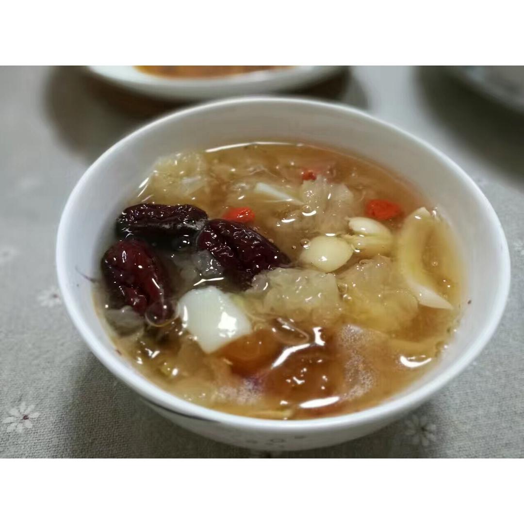 银耳莲子羹