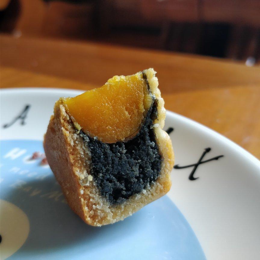 广式月饼—蛋黄芝麻月饼