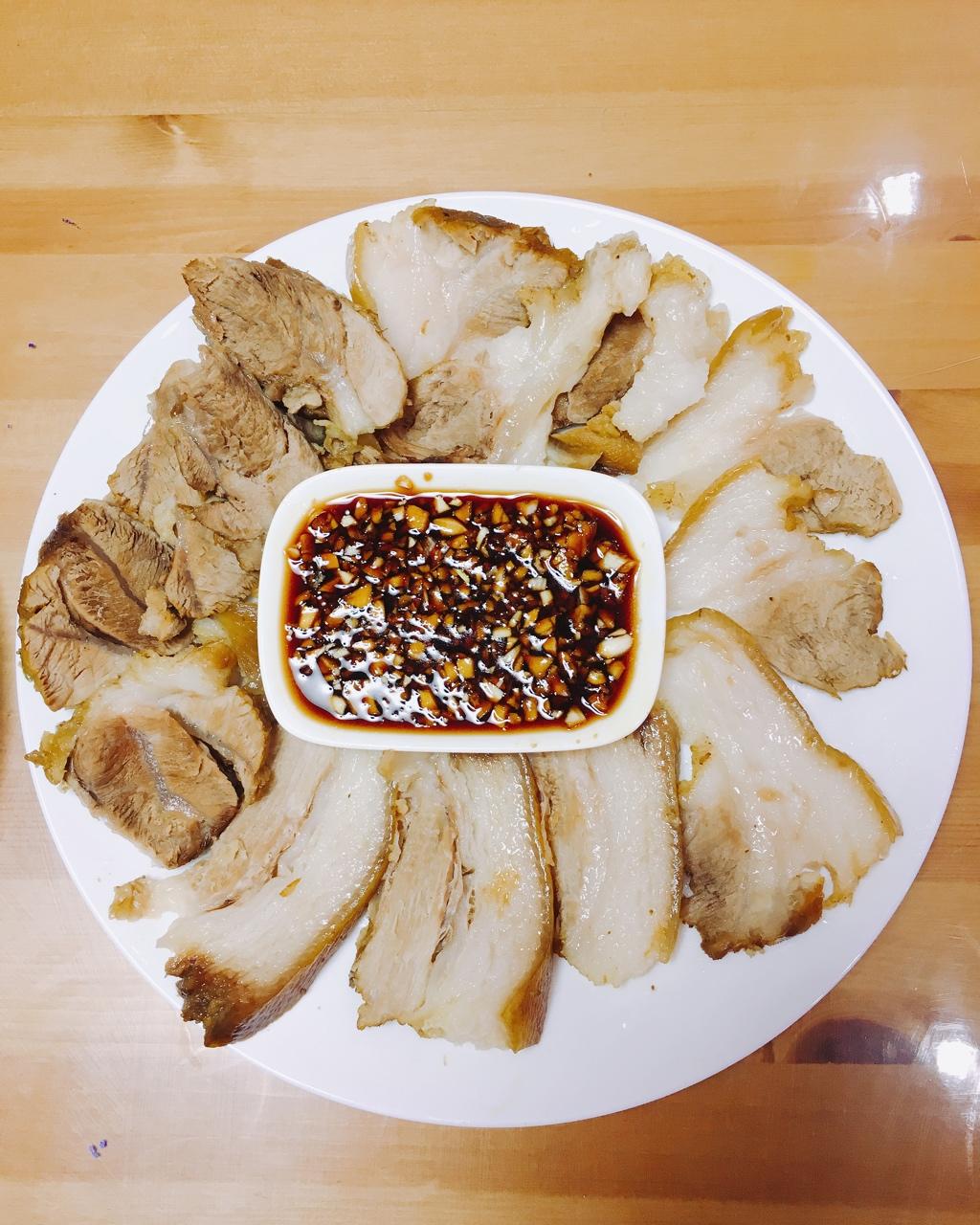 不用酱也可以香喷喷的酱肘子！