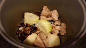 『黑蒜洋葱炖排骨汤』电饭煲电子锅版的做法 步骤6