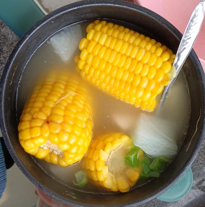 甜玉米白萝卜猪脊骨汤的做法 步骤6