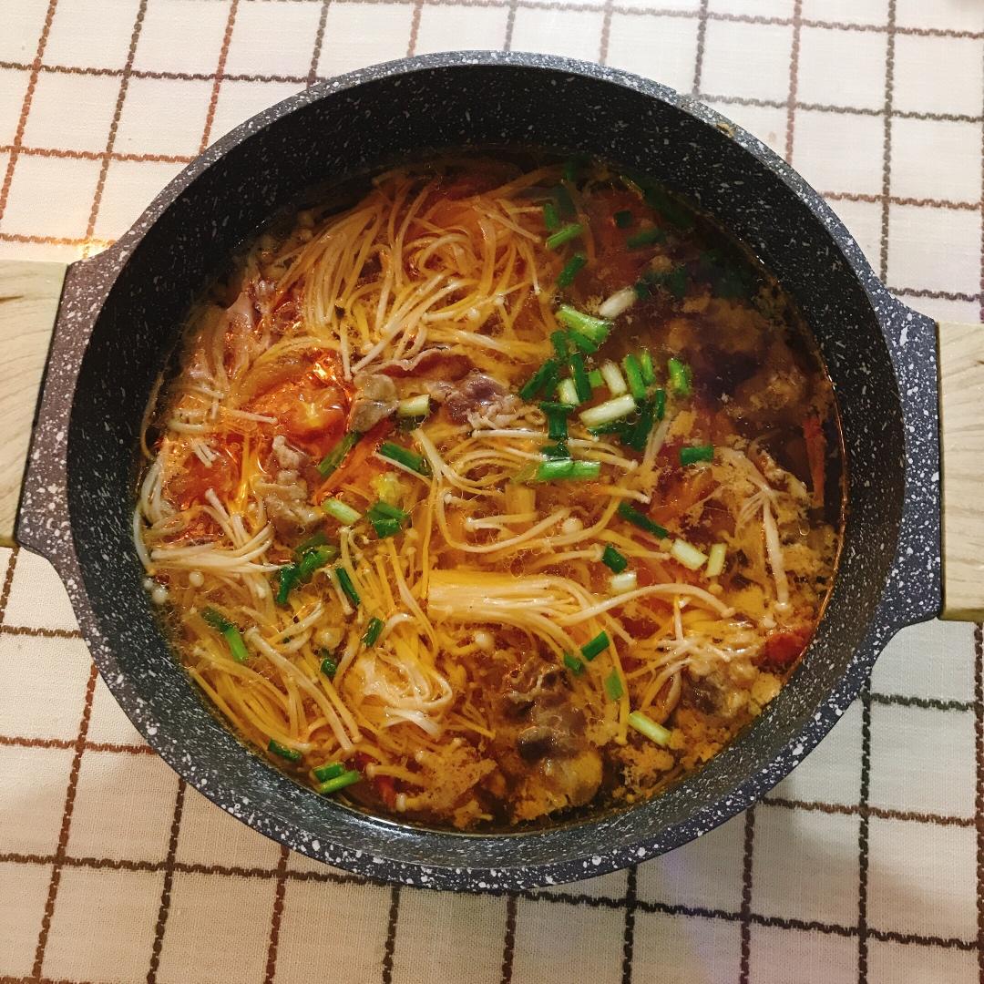 番茄金针菇肥牛锅 鲜到眉毛掉