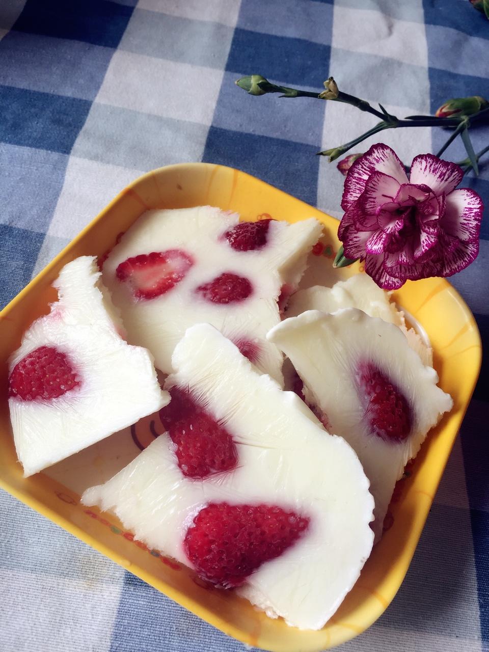 赵三岁66做的草莓冻酸奶