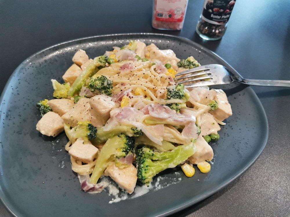 奶油鸡肉时蔬配扁意粉