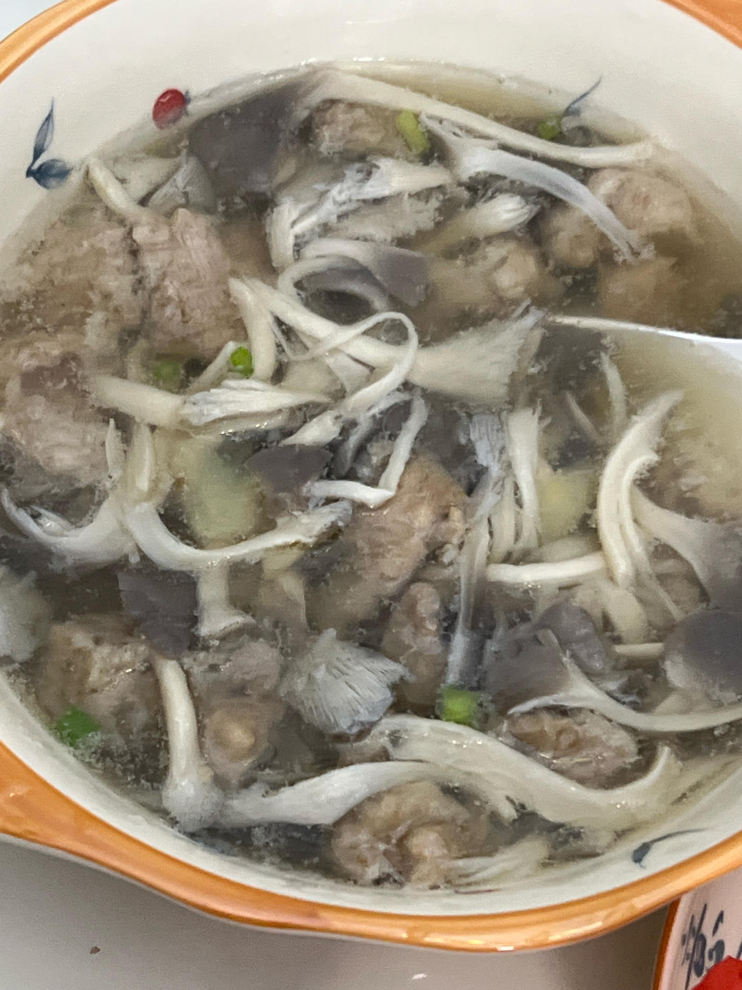 10分钟鲜掉眉毛的平菇肉片汤