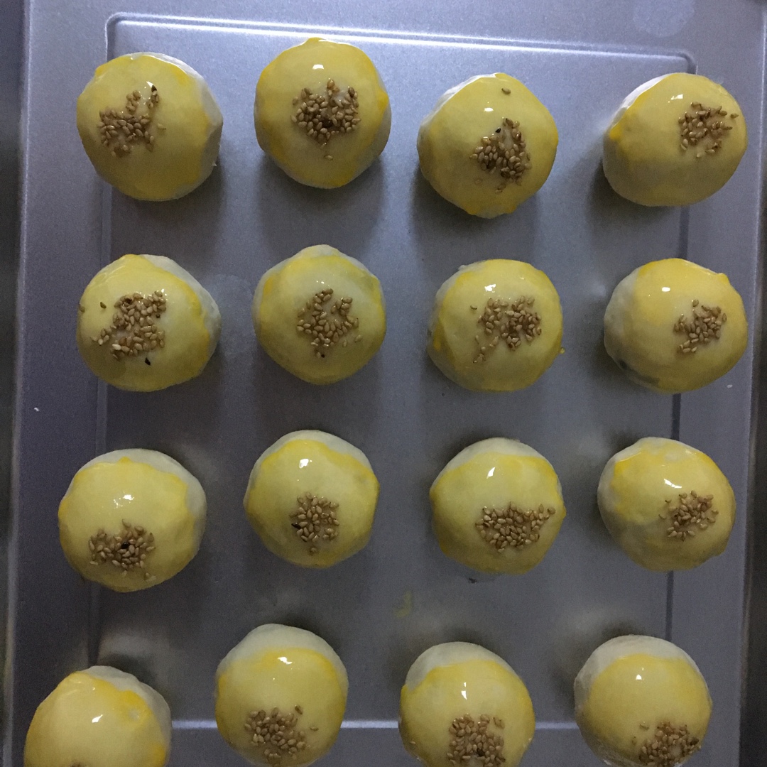 蛋黄酥 Danhuangsu