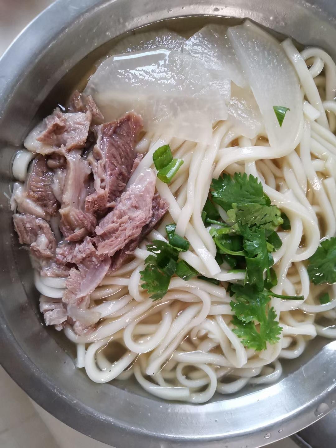 正宗兰州牛肉面～～                        不是兰州拉面😁
