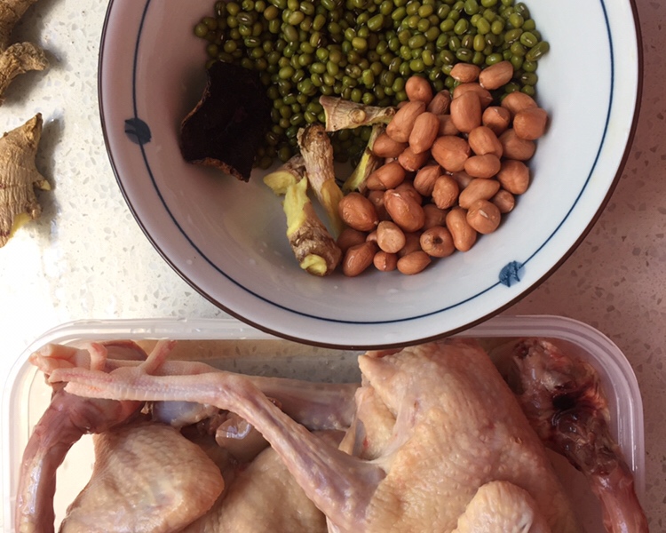 清热解毒乳鸽绿豆汤的做法 步骤1