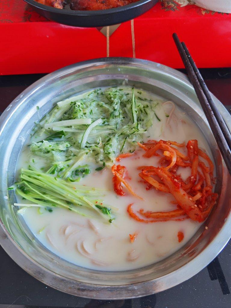 夏季餐食韩式豆浆冷面，低脂高蛋白