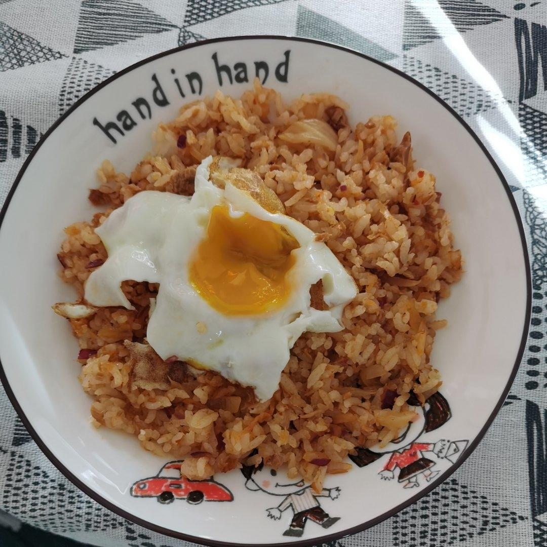 金枪鱼辣白菜炒饭