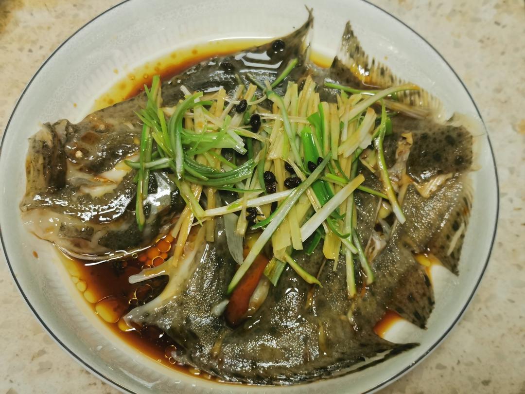 清蒸多宝鱼，很多人在先浇油还是先倒蒸鱼豉油这一步就做错啦