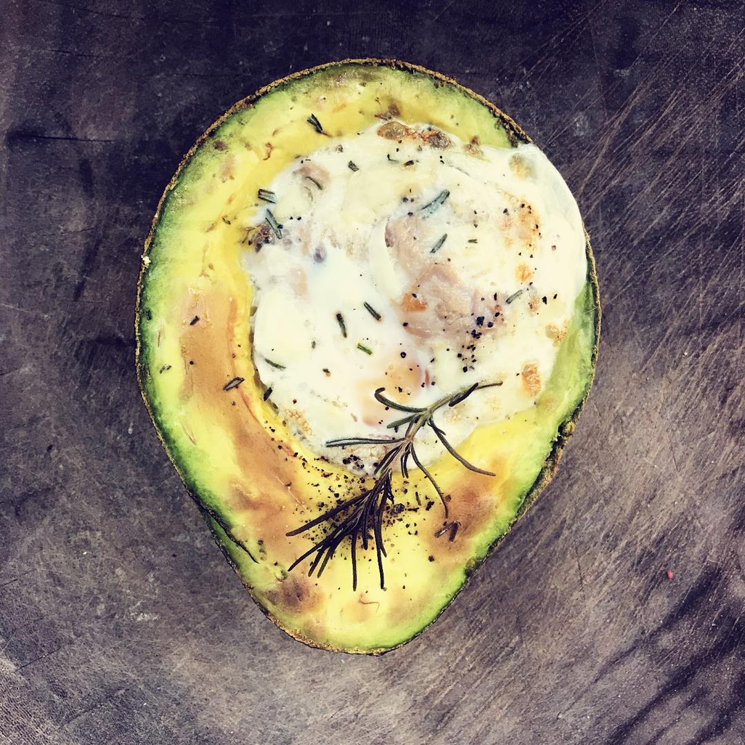 【炊烟食堂】烤鸡蛋牛油果盏