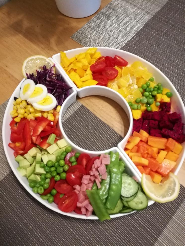 牛油果蔬菜水果沙拉拼盘