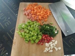胡萝卜炒火腿丁的做法 步骤1