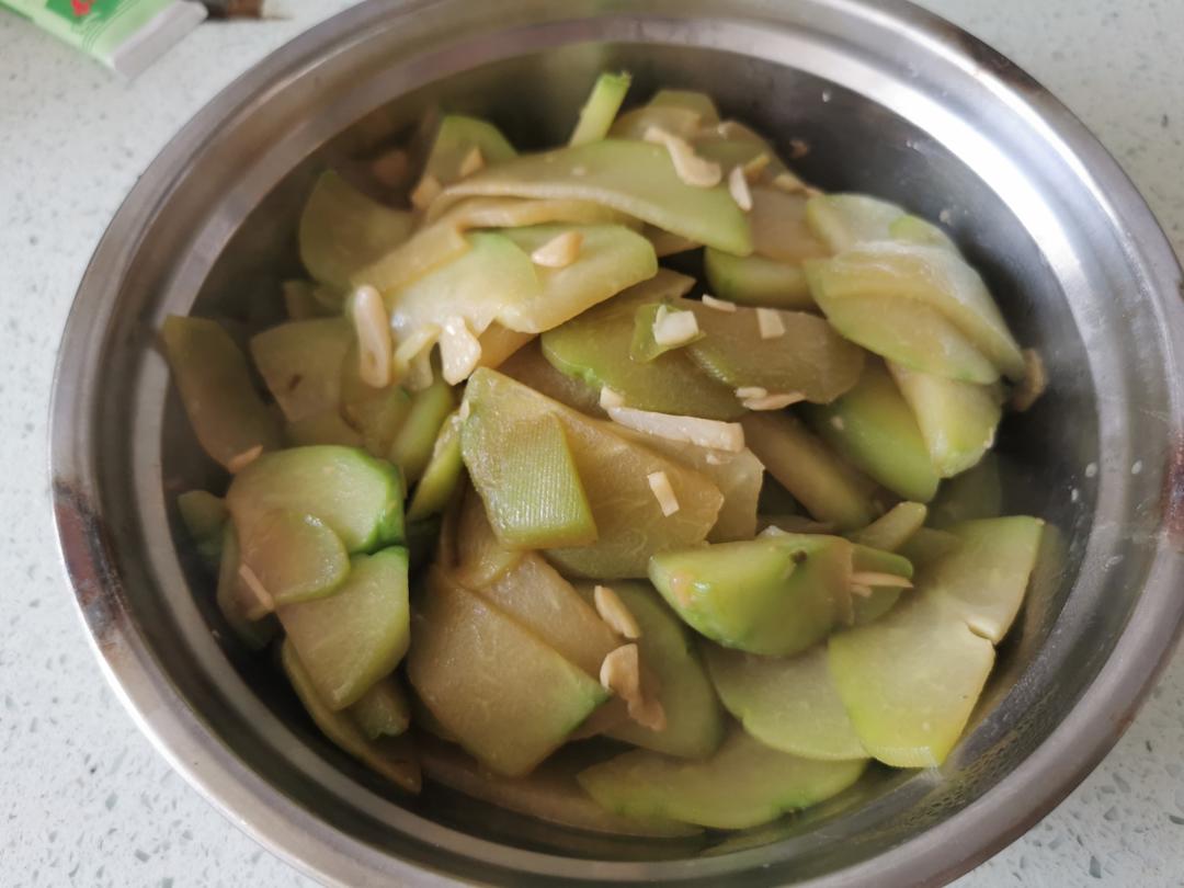 〈清炒佛手瓜〉，第一次买这个吃'脆脆的'好吃。欣小厨 😉