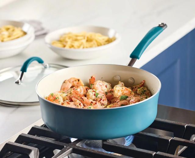 Rachael Ray的Spicy Shrimp and Spaghetti Aglio Olio (Garlic and Oil) Recipe的做法