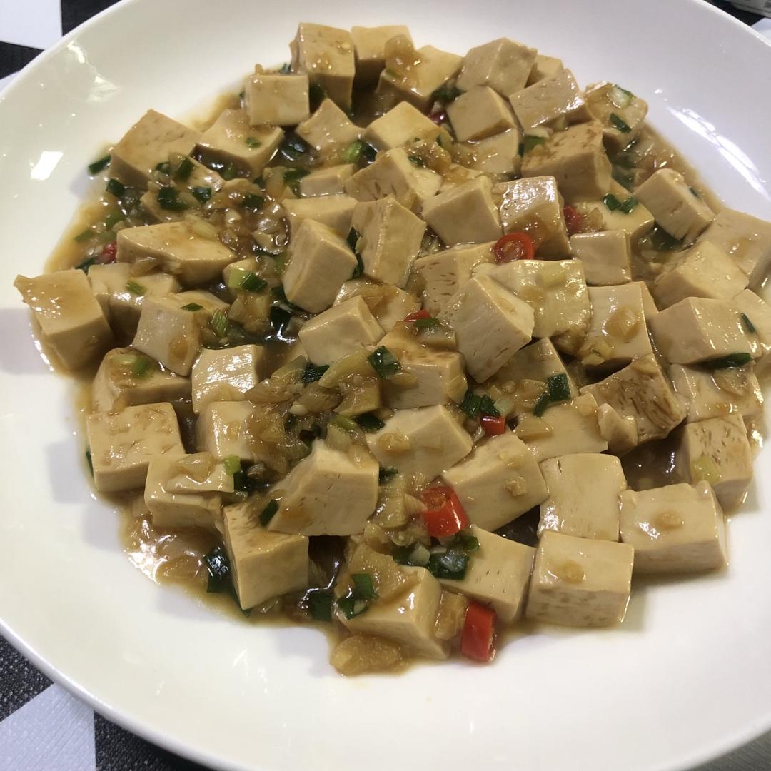 不放肉也超下饭的葱焖豆腐