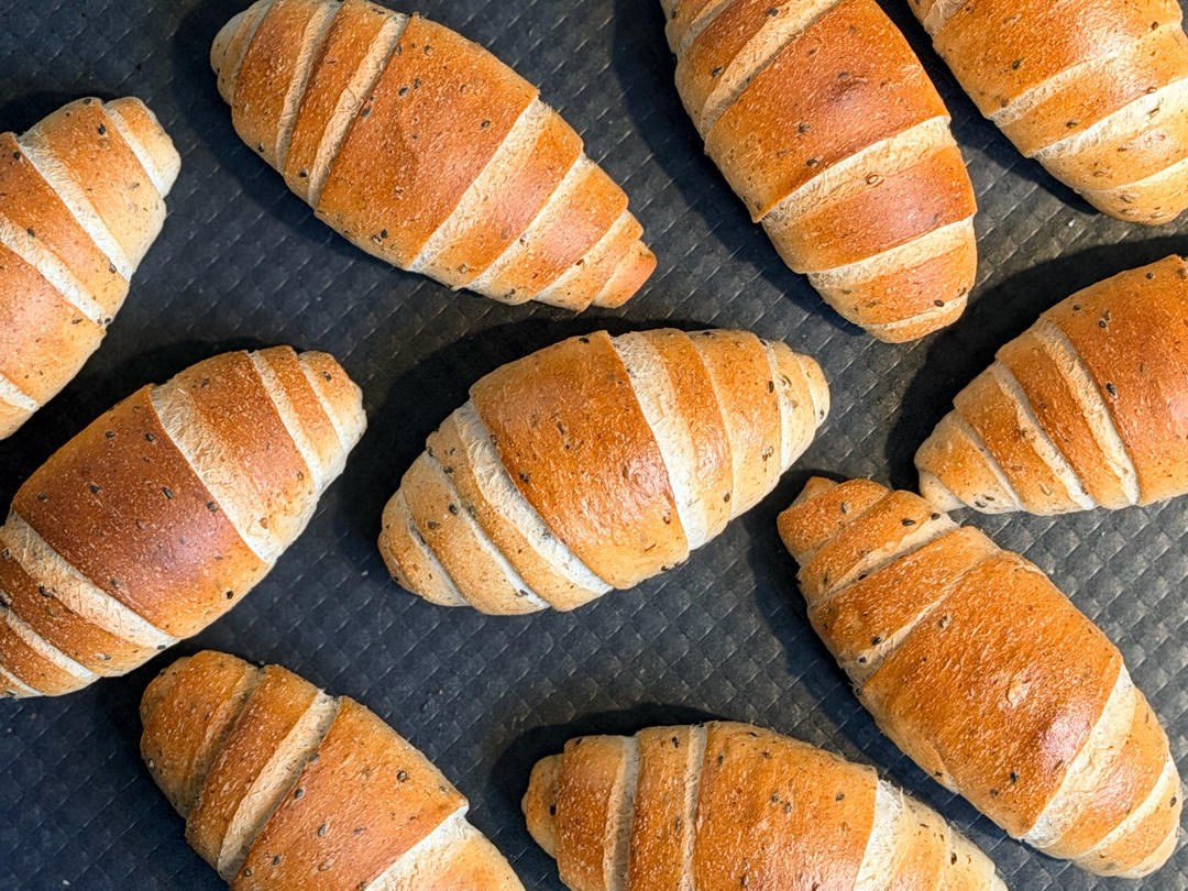 黑麦芝麻盐可颂（脆壳）
