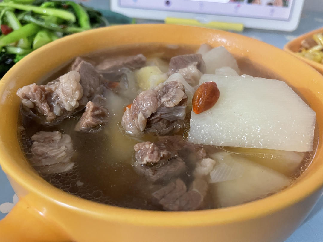 简单到只用一种调料的牛腩炖萝卜汤