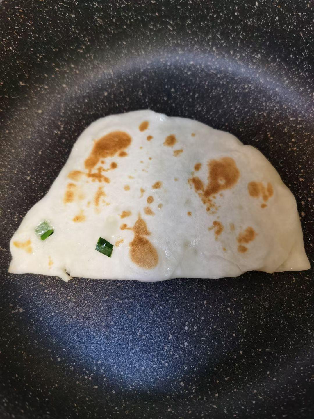 烙饼不硬的小窍门 掌握了你也能看出柔软多层凉了不硬的小油饼