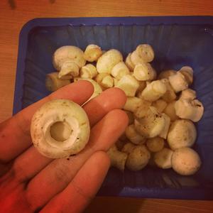 香煎小蘑菇的做法 步骤2