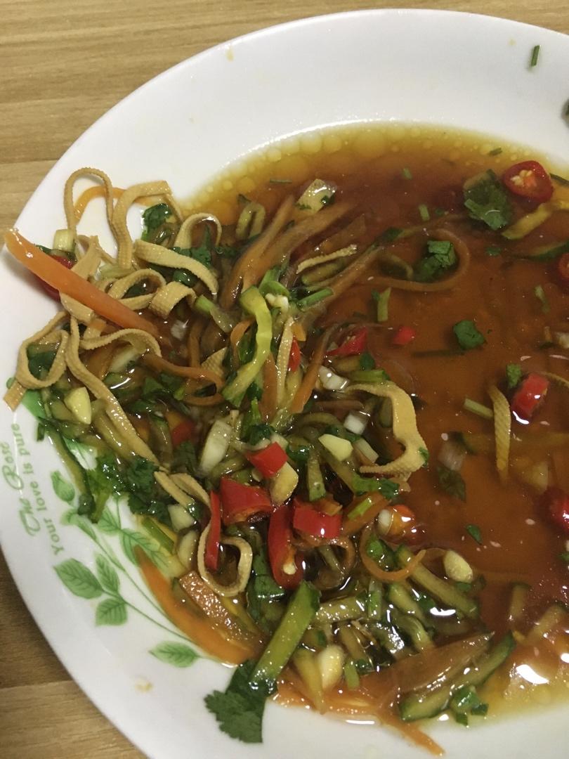 超快手的凉拌千张黄瓜胡萝卜丝