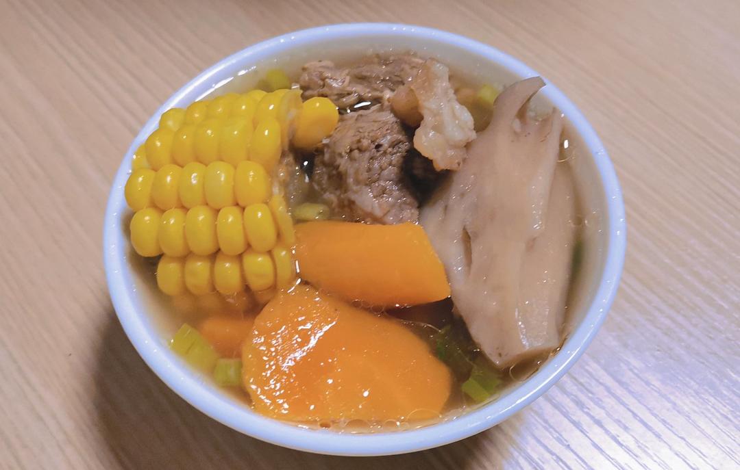 筒子骨玉米莲藕汤