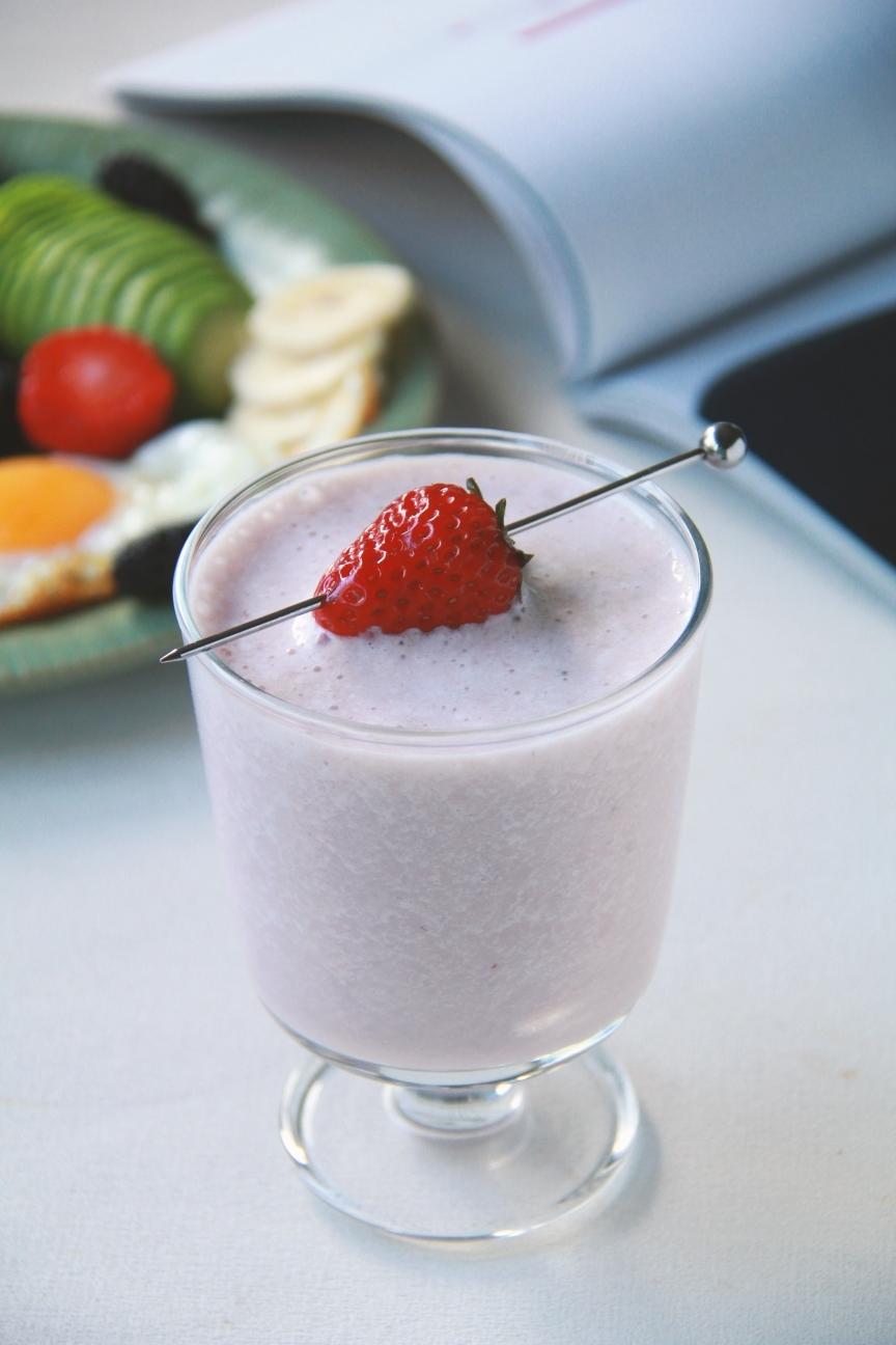 暖胃香蕉草莓生姜奶昔