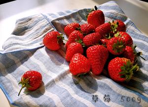 糖水草莓罐头的做法 步骤1