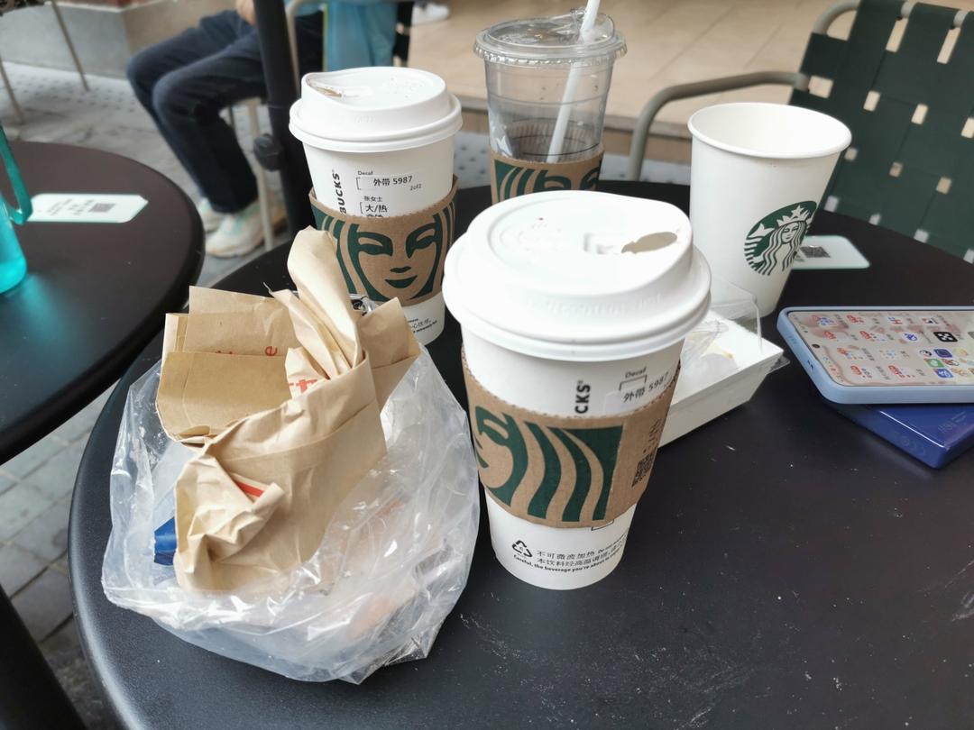 张妈妈边走边吃边看