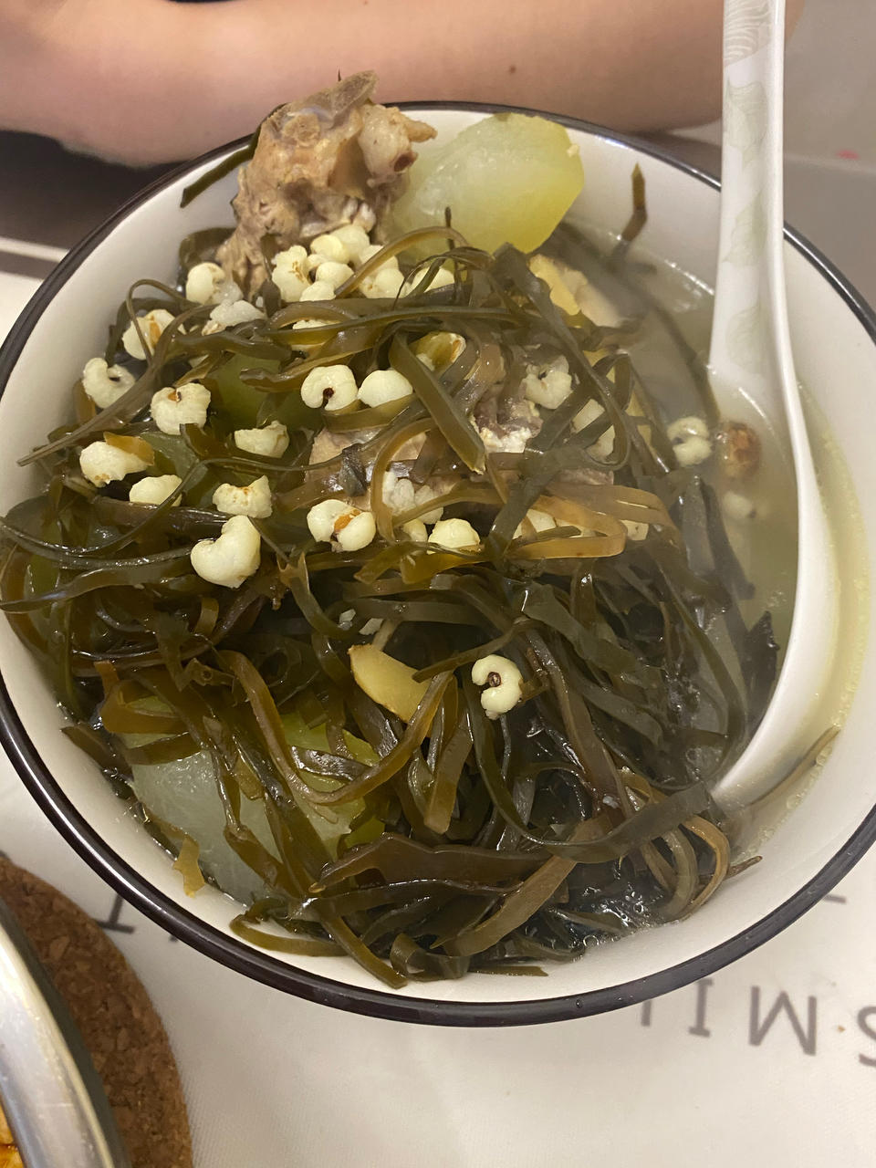 盛夏消暑的冬瓜薏米排骨汤，瞧瞧这奶白色的多好看