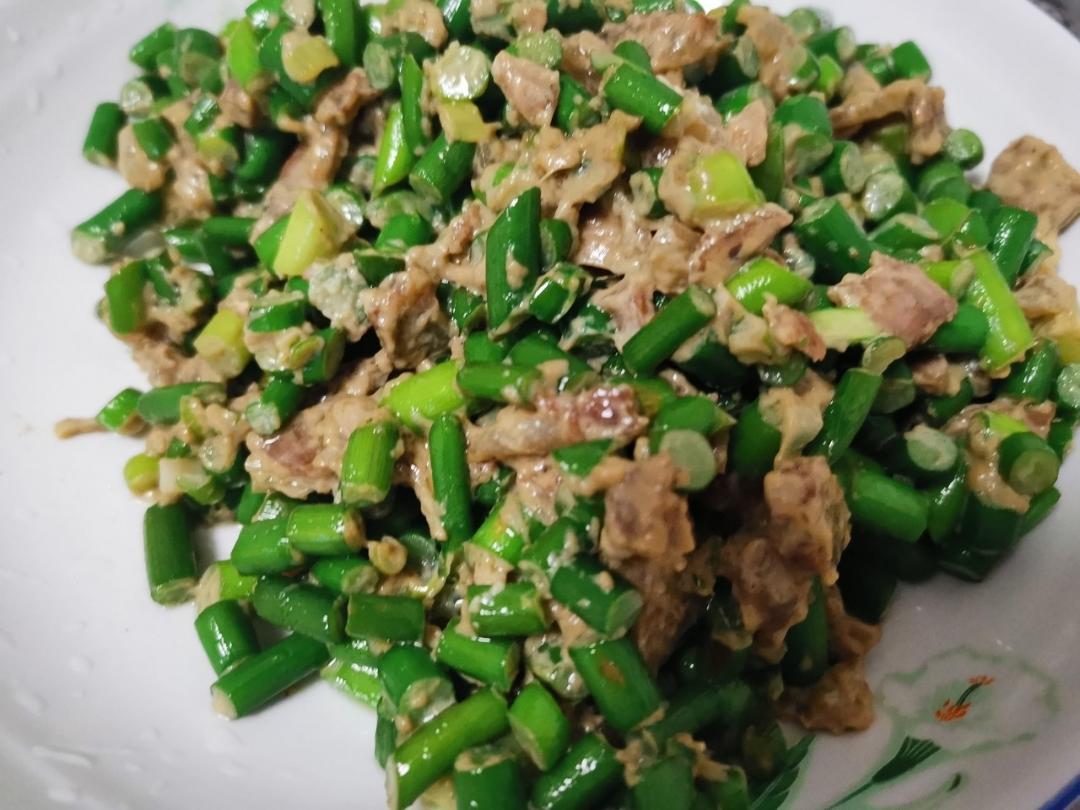 毛豆腐炒蒜苔（注：发酵后的毛豆腐，不是毛豆）