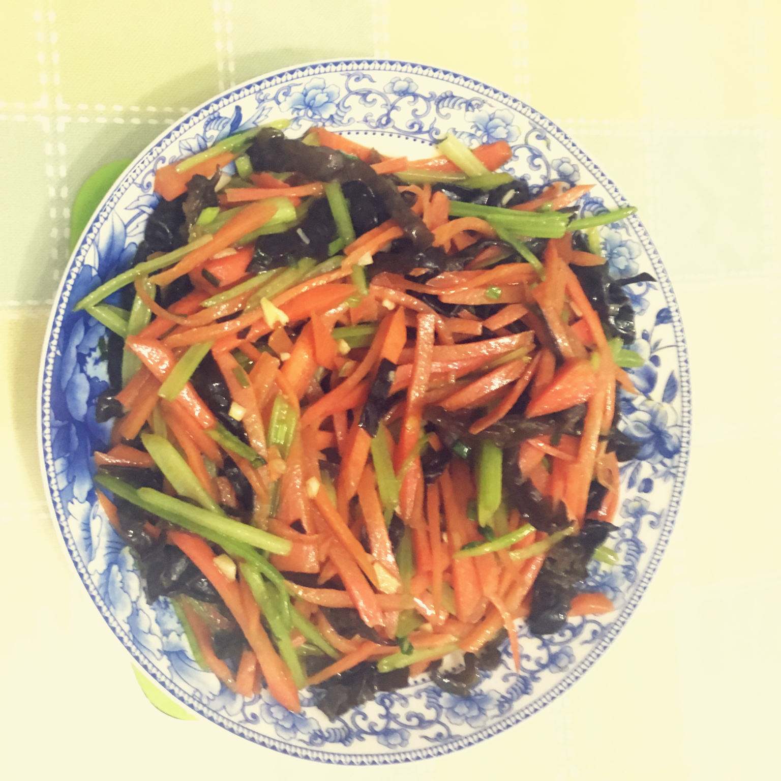 胡萝卜木耳炒芹菜