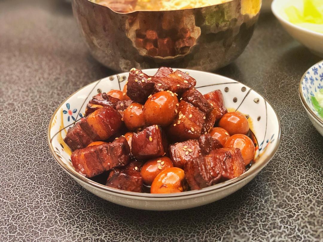 加了鹌鹑蛋后，这盘红烧肉，美味的逆天啦——鹌鹑蛋烧肉（孔瑶食谱）