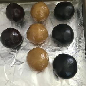 广式月饼——莲蓉蛋黄月饼（63克）的做法 步骤14