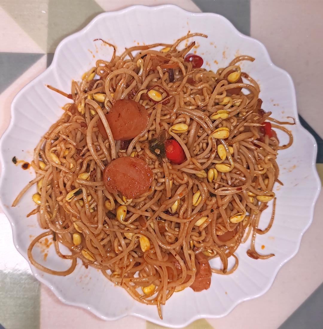 老干妈豆芽炒泡面的做法