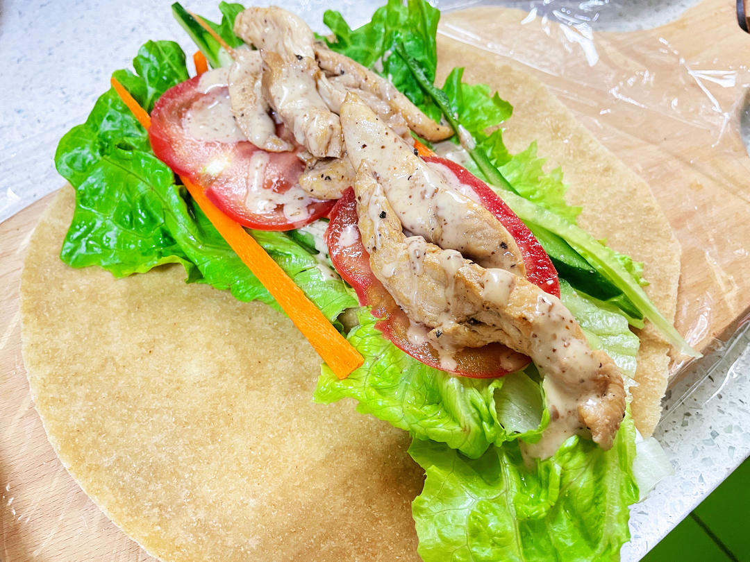 全麦蔬菜鸡肉卷