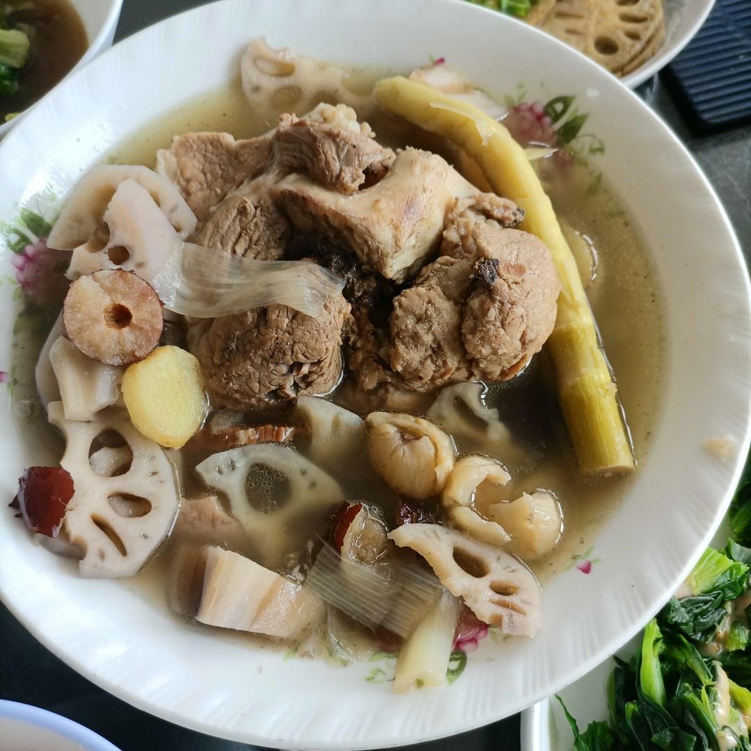 猪蹄膀莲藕汤