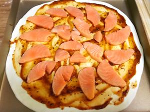 黑胡椒酱三文鱼薄底披萨的做法 步骤3