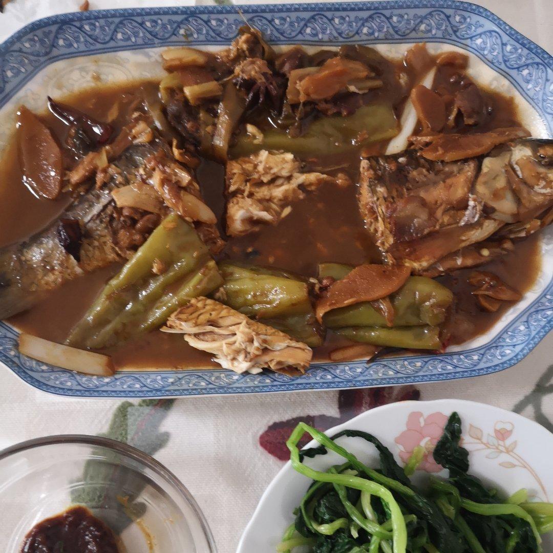 铁锅酱炖鱼