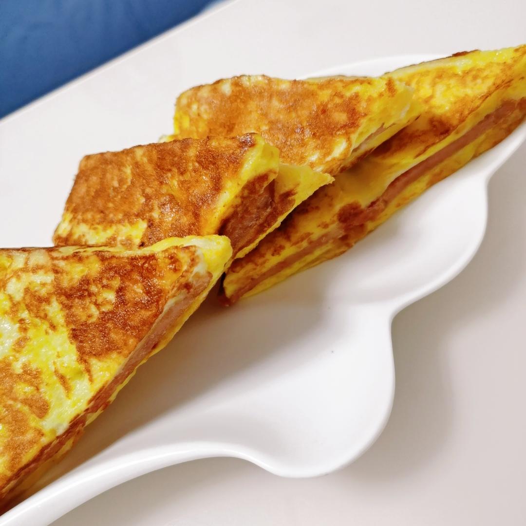 颜色和口感都很喜人的午餐肉三明治西多士🍞